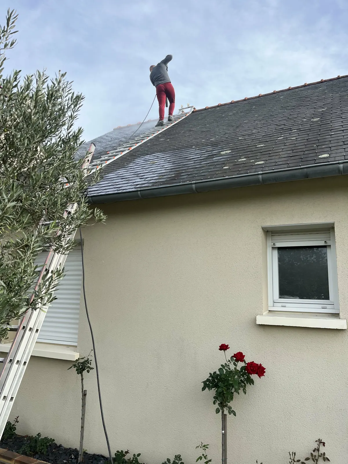 Couvreur de Protech Toiture sur une toiture en ardoise à Loire-Authion, pendant le nettoyage