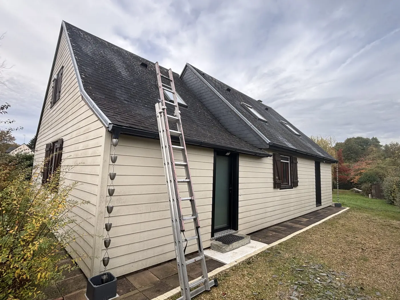 Nettoyage gouttières et traitement anti-mousse toiture, Les Garennes-sur-Loire, novembre 2025