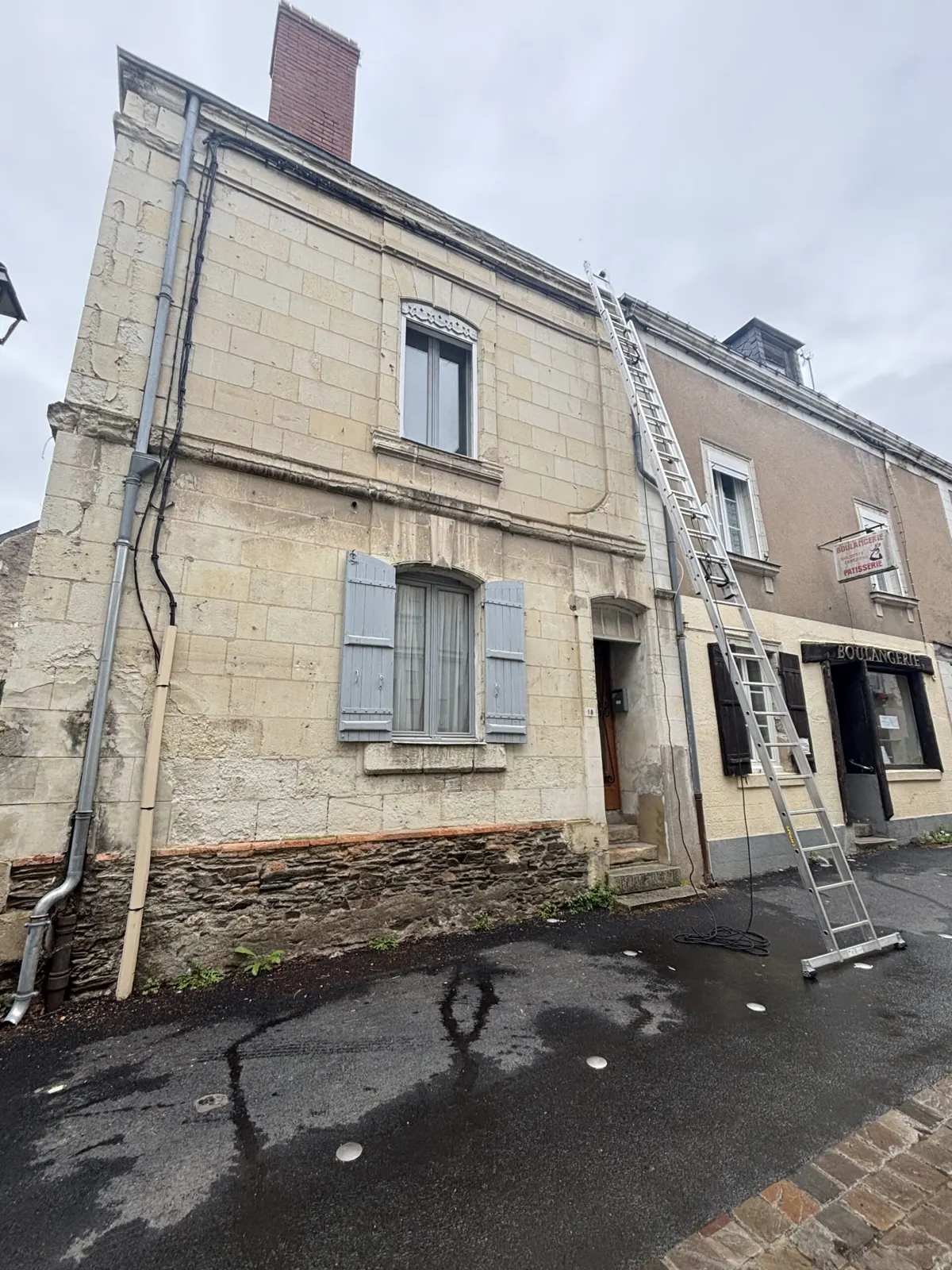 Échelle sur une maison ancienne de Bouchemaine pendant une recherche de fuite sur la toiture