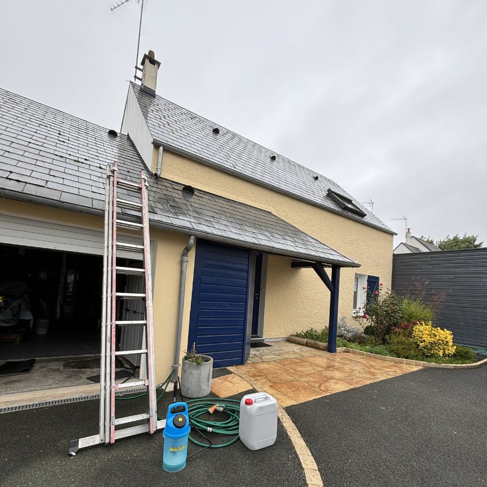 Nettoyage d'une toiture à Les ponts-de-cé - Échelle - Maison - Garage