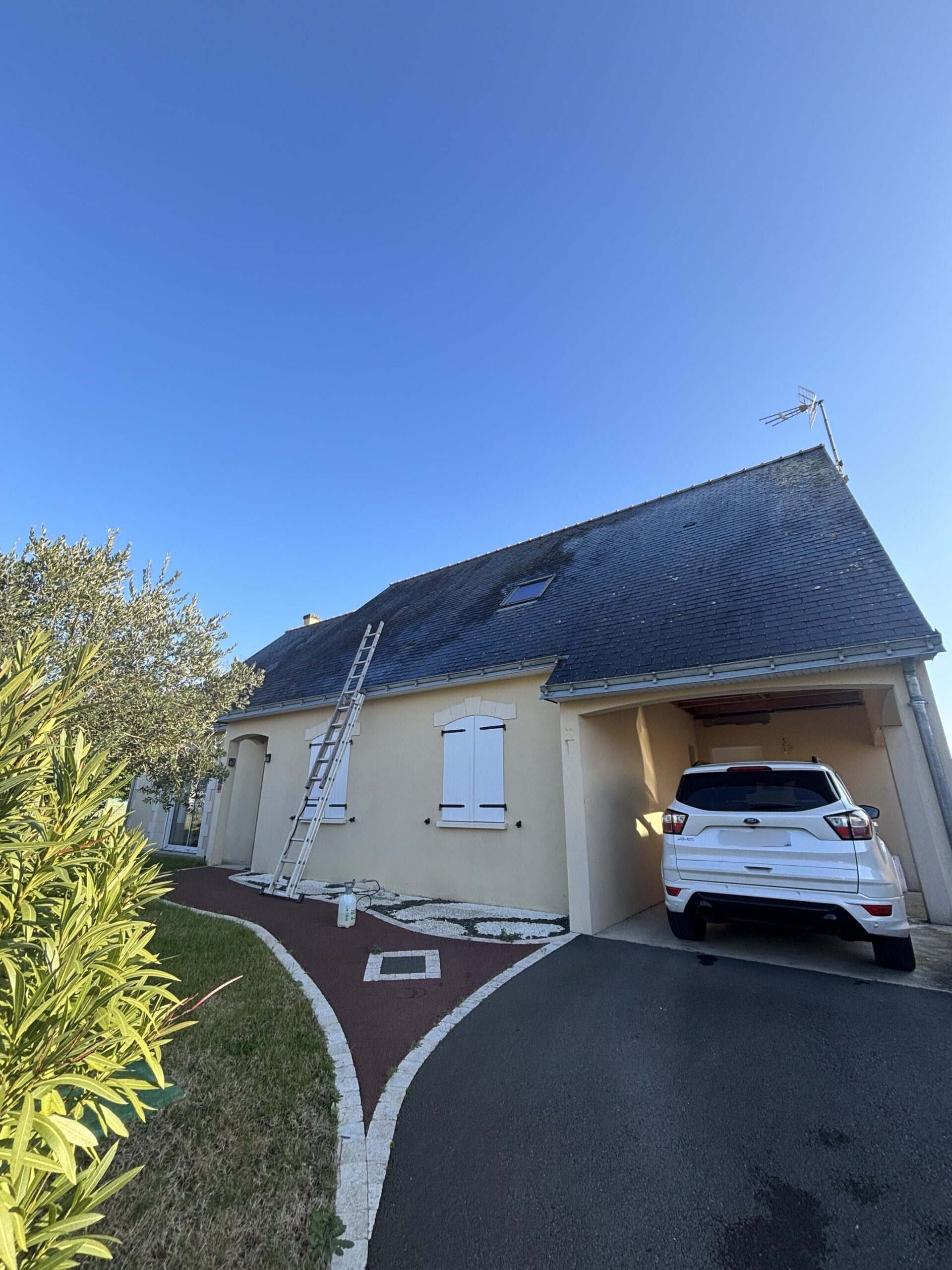 Nettoyage d'une toiture à Vivy - Maison - Toiture - Garage - Voiture Blanche - Arbre