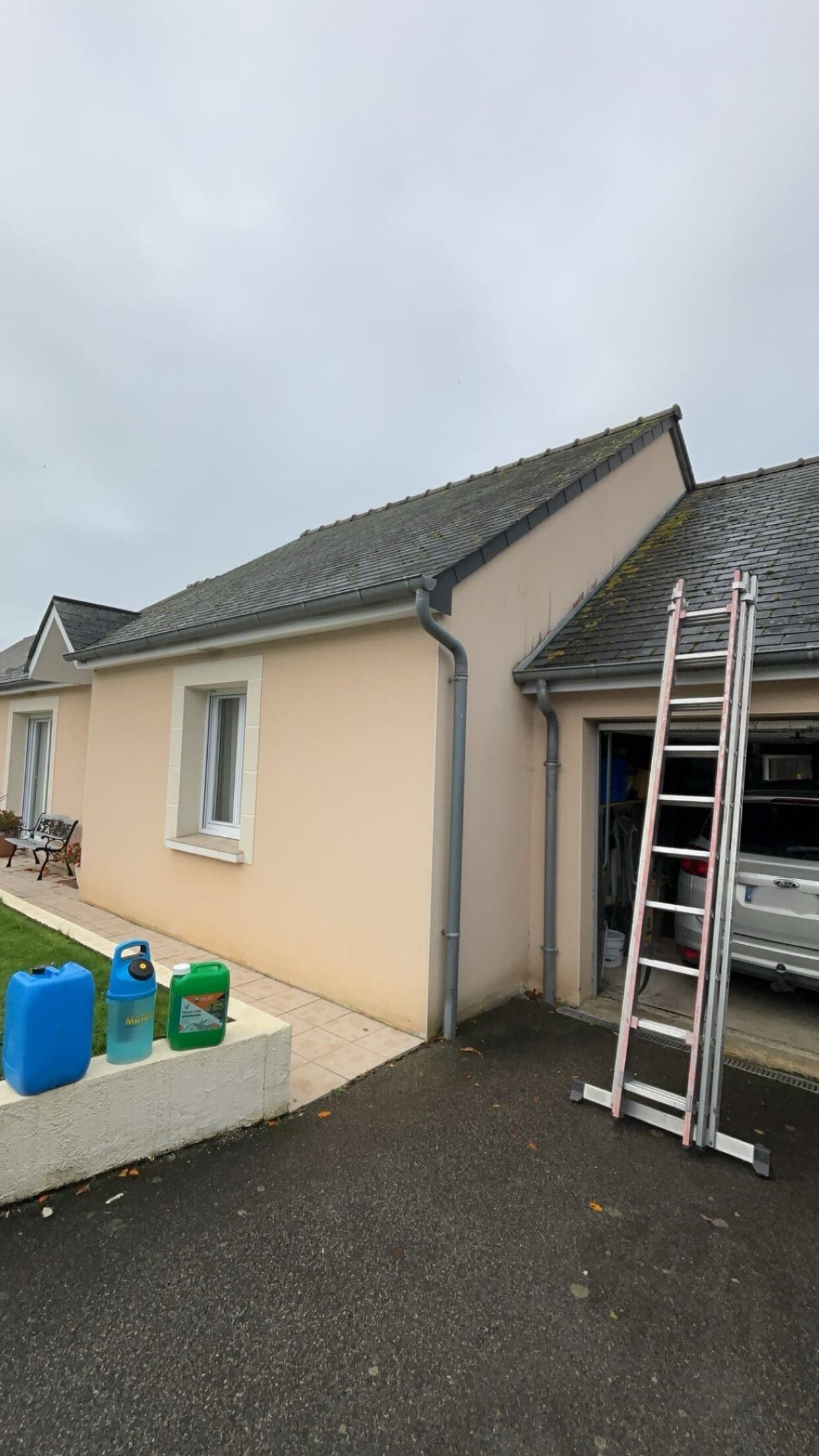 Traitement Hydrofuge Toiture - Maison - Garage - Échelle - voiture - Château Gontier